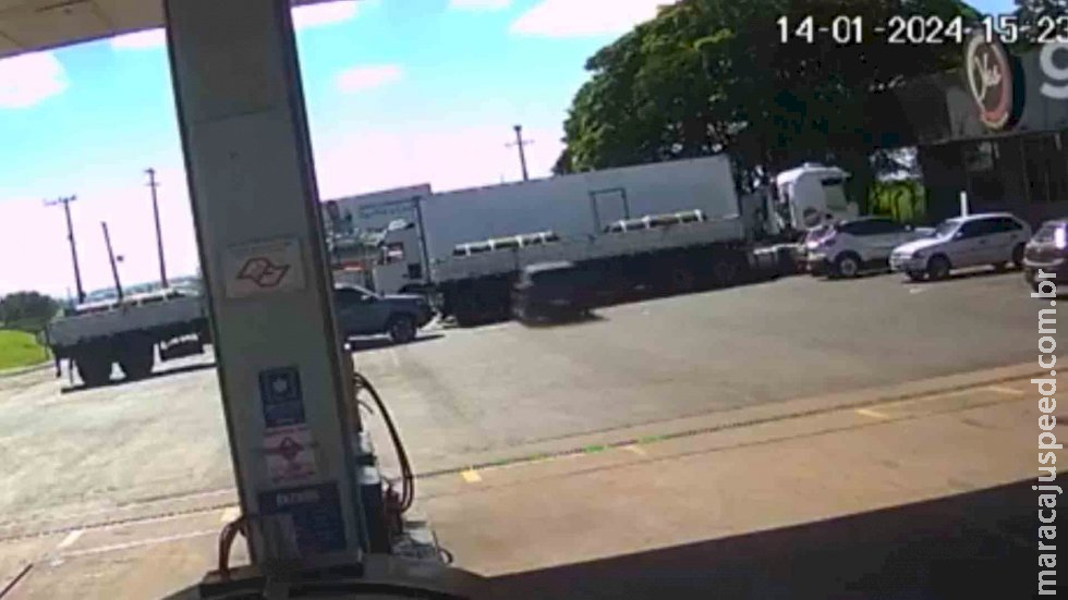 Casal de idosos morre após bater em caminhão em posto de gasolina de SP Casal de idosos morre após bater em caminhão em posto de gasolina de SP