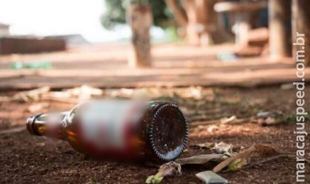 Casal discute e esposa dá garrafada na cabeça do marido em Corumbá Casal discute e esposa dá garrafada na cabeça do marido em Corumbá