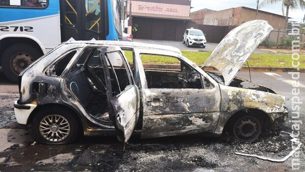Casal pede ajuda após carro pegar fogo e ficar completamente destruído na Mascarenhas de Moraes Casal pede ajuda após carro pegar fogo e ficar completamente destruído na Mascarenhas de Moraes