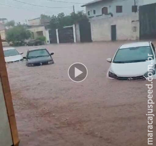  Chuva causa enchente e arrasta carros em Corumbá