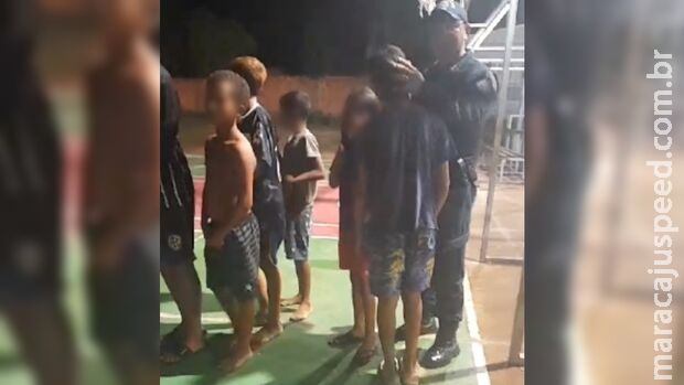 Crianças invadem arena esportiva para jogar bola e vão parar na delegacia em Coxim Crianças invadem arena esportiva para jogar bola e vão parar na delegacia em Coxim