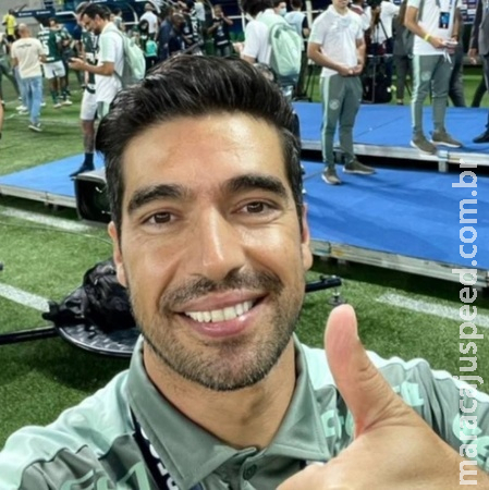 De contrato renovado, Abel celebra continuidade em mensagem à torcida do Palmeiras