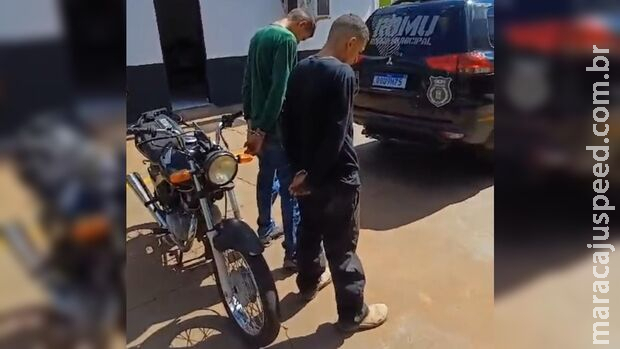 Dois criminosos são presos com moto roubada e arma de brinquedo no Coronel Antonino Dois criminosos são presos com moto roubada e arma de brinquedo no Coronel Antonino