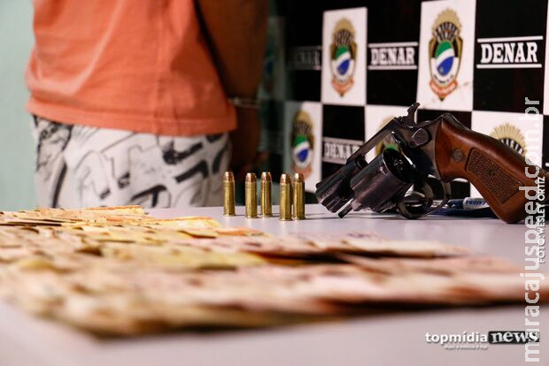 Dois são presos em fragrante por porte de armas e tráfico de drogas na Vila Morumbi Dois são presos em fragrante por porte de armas e tráfico de drogas na Vila Morumbi