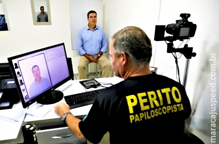 Governador faz novo RG e destaca que documento é gratuito à população Governador faz novo RG e destaca que documento é gratuito à população