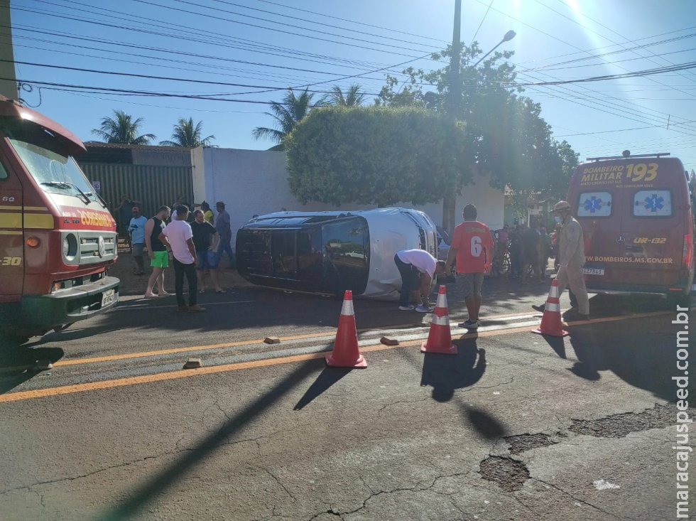 Grave acidente deixa veículo tombado na Av. 9 de Julho, em Fátima do Sul