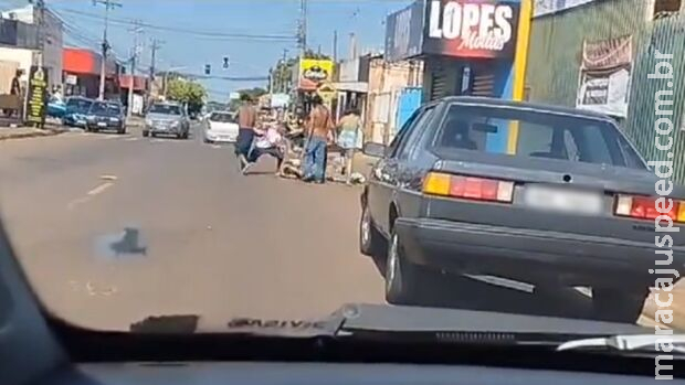 Grupo agride homem a capacetadas na Avenida Rachel de Queiroz Grupo agride homem a capacetadas na Avenida Rachel de Queiroz