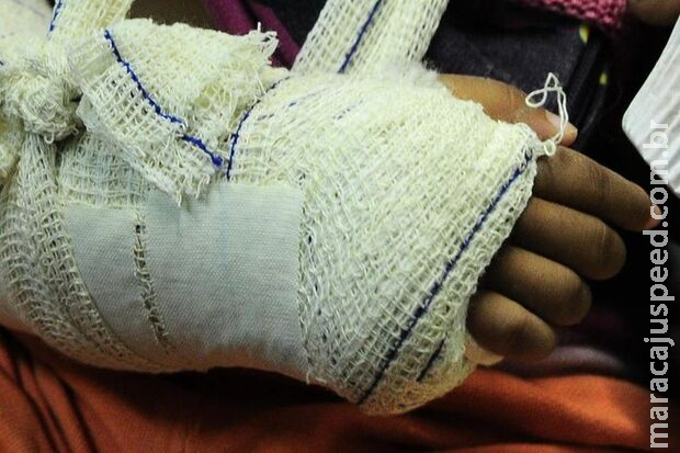 Homem dá cadeirada na filha, bate na esposa e tenta atropelar vítimas em Ladário Homem dá cadeirada na filha, bate na esposa e tenta atropelar vítimas em Ladário