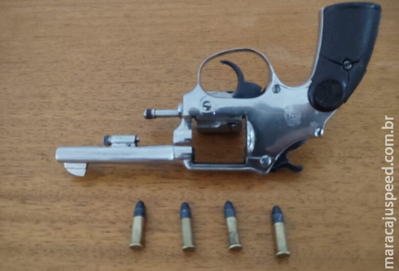 Homem é preso por posse irregular de arma de fogo e munições Homem é preso por posse irregular de arma de fogo e munições