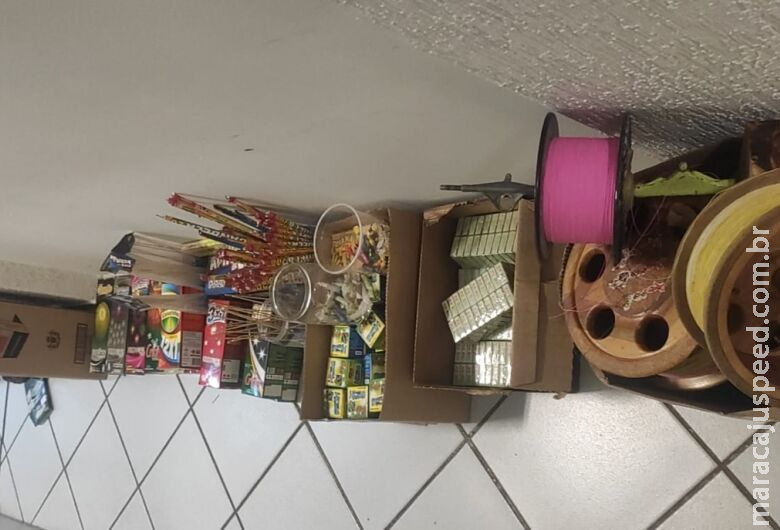 Homem é preso por vender fogos de artifício, linha chilena e cigarro paraguaio Homem é preso por vender fogos de artifício, linha chilena e cigarro paraguaio
