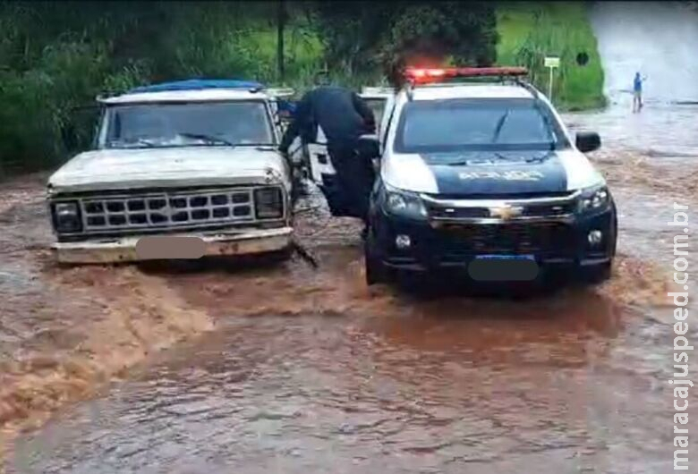Homens são resgatados pela PM durante enchente na capital Homens são resgatados pela PM durante enchente na capital