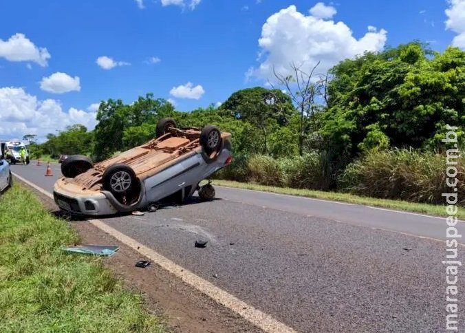 Jovem capota carro na BR-163 entre Dourados e Caarapó e sai com pequenos arranhões