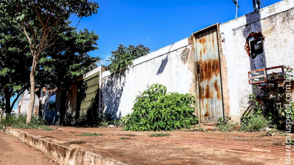 Jovem morre ao ser atingido com 8 tiros pelo namorado da vizinha em Campo Grande Jovem morre ao ser atingido com 8 tiros pelo namorado da vizinha em Campo Grande