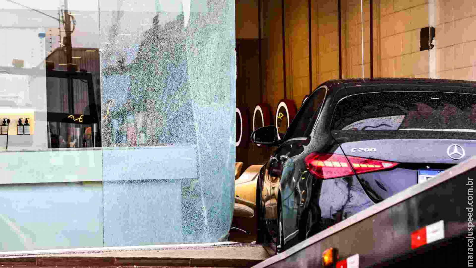 Mercedes de R$ 350 mil quebra vidraça de salão de luxo ao estacionar no Chácara Cachoeira