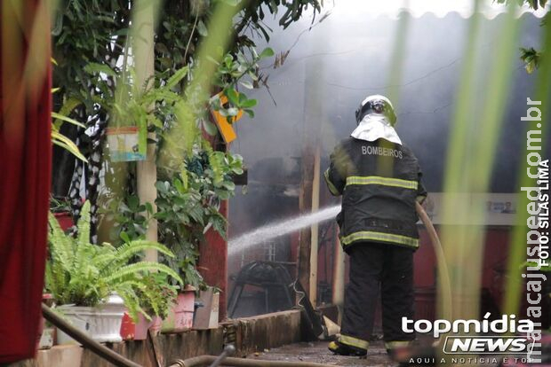 Morador incendeia a própria casa na Vila Nossa Senhora das Graças Morador incendeia a própria casa na Vila Nossa Senhora das Graças