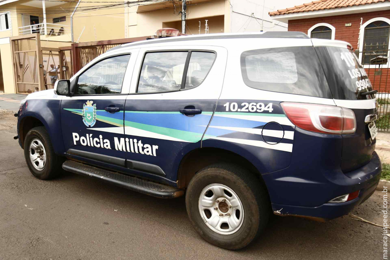 Moradores acionam PM após encontrarem cachorro morto e outro abandonado no Jardim Colorado