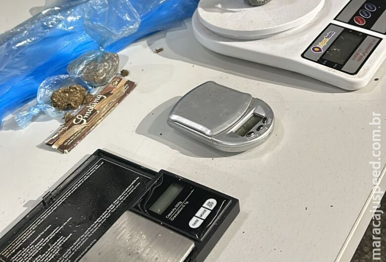Motocicleta furtada é encontrada em ponto de venda de drogas Motocicleta furtada é encontrada em ponto de venda de drogas