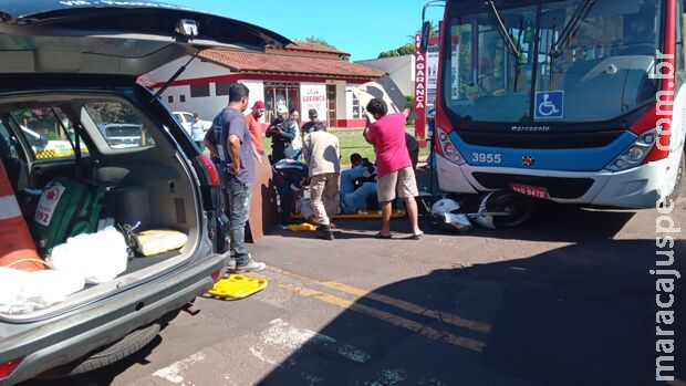 Motociclista fica com pernas presas embaixo do ônibus na Presidente Vargas