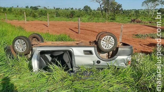 Motorista desvia de buraco e capota carro em Santa Rita do Pardo Motorista desvia de buraco e capota carro em Santa Rita do Pardo