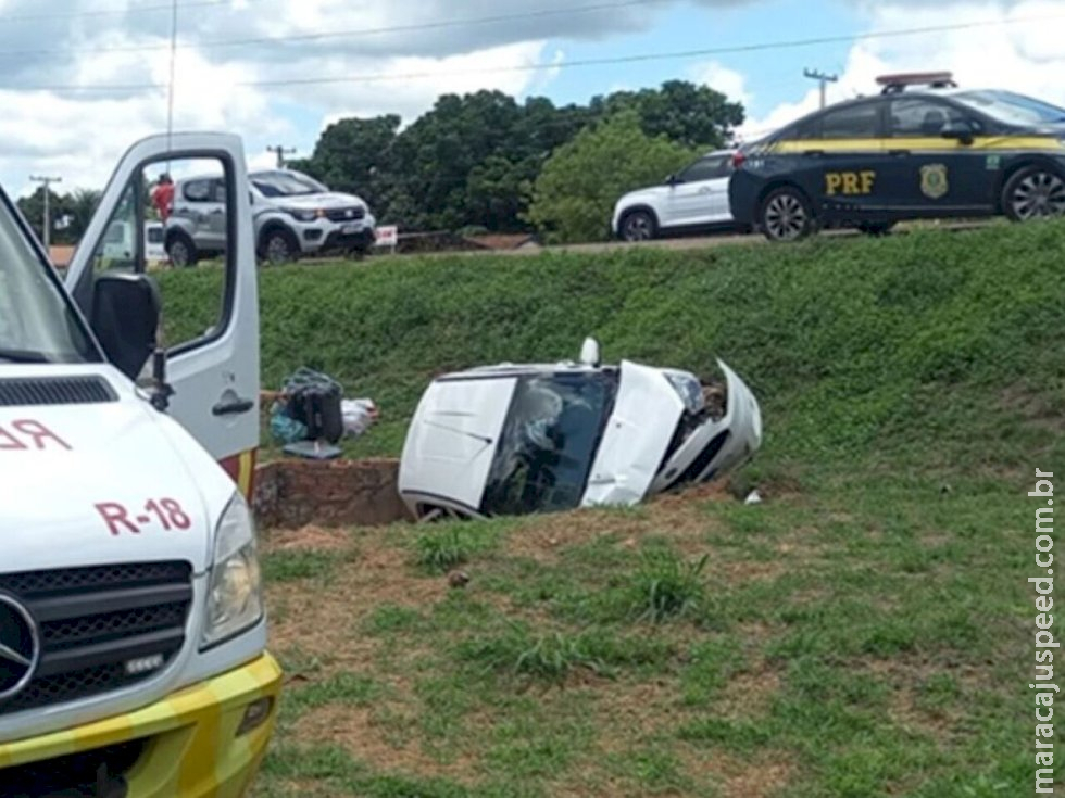 Motorista dorme ao volante, carro sai da pista e tomba na BR-163