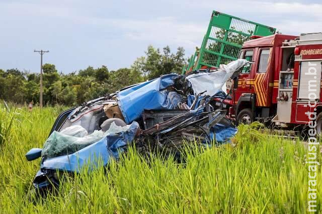 Motorista morre decapitado ao bater de frente em carreta e ser lançado de carro em MS