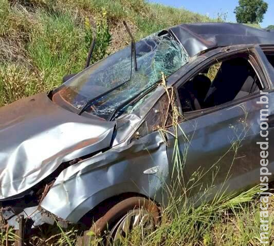 Motorista perde controle ao desviar de anta e capota veículo 8 vezes em MS