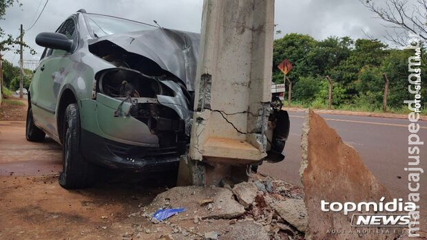 Motorista perde controle em curva e bate carro em poste no Vilas Boas