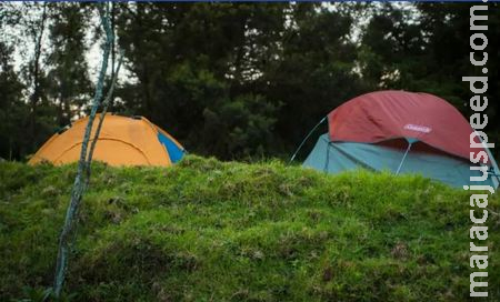 Mulher dá à luz em camping e abandona criança em barraca Mulher dá à luz em camping e abandona criança em barraca