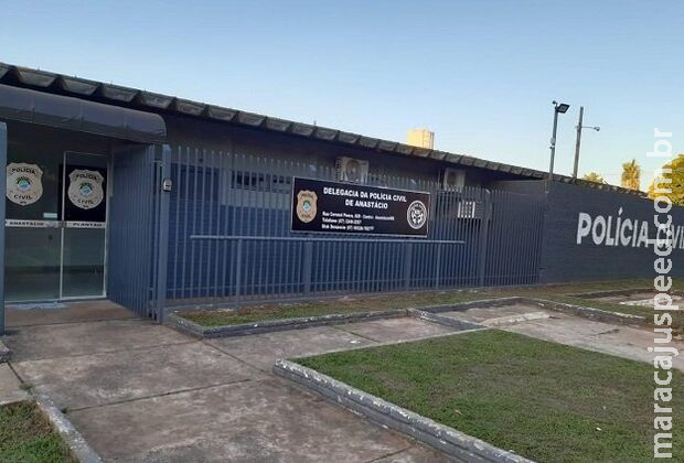 Mulher e filhos se trancam em casa com medo de irmão com enxada em Anastácio