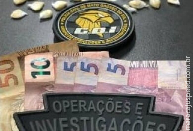 Mulher é presa ao ser flagrada comercializando drogas em via pública Mulher é presa ao ser flagrada comercializando drogas em via pública