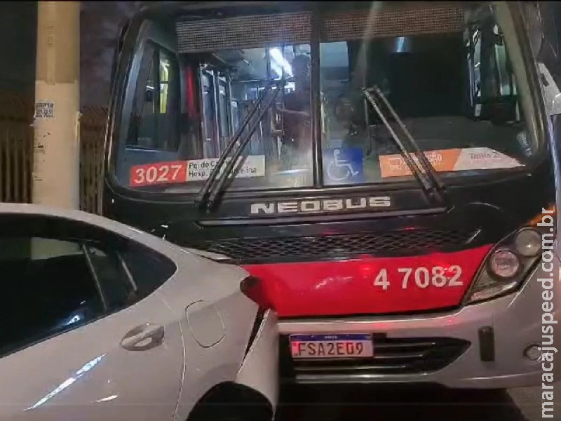 Mulher tenta roubar ônibus e bate em táxis parados em São Paulo Mulher tenta roubar ônibus e bate em táxis parados em São Paulo