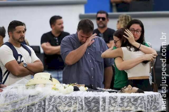 Na despedida a João Carreiro, chapéu e silêncio marcam o adeus