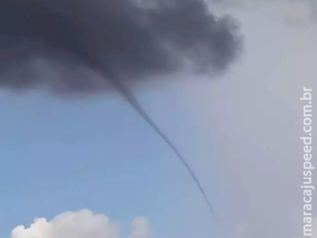 No céu de Sidrolândia, fenômeno antes de chuva chama atenção No céu de Sidrolândia, fenômeno antes de chuva chama atenção