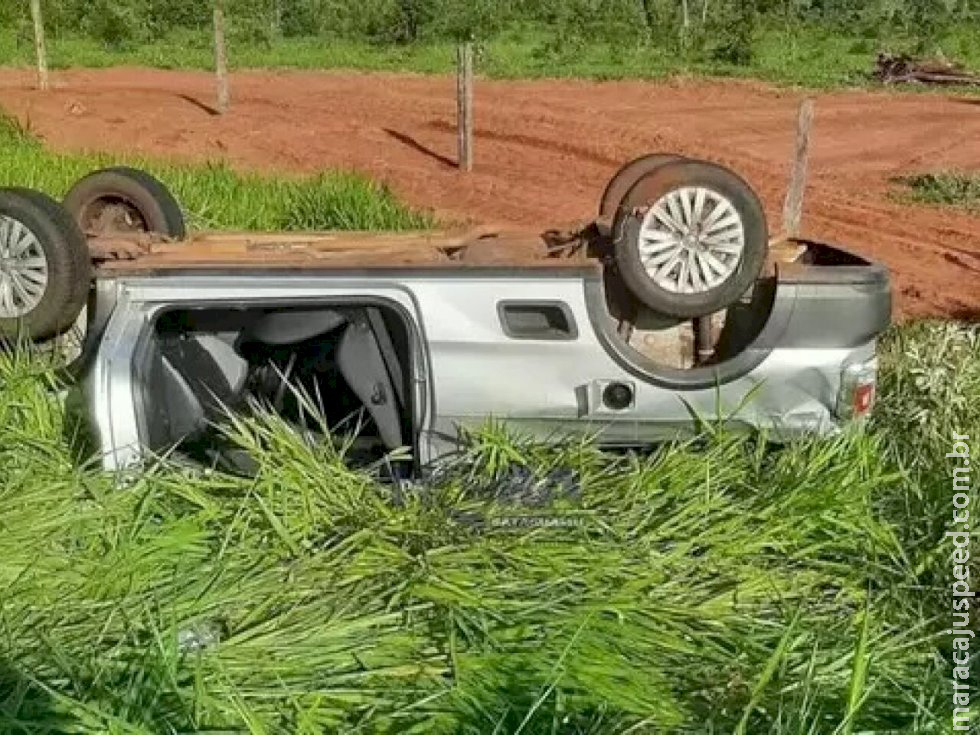 Passageiro morre após carro desviar de buraco e capotar várias vezes Passageiro morre após carro desviar de buraco e capotar várias vezes