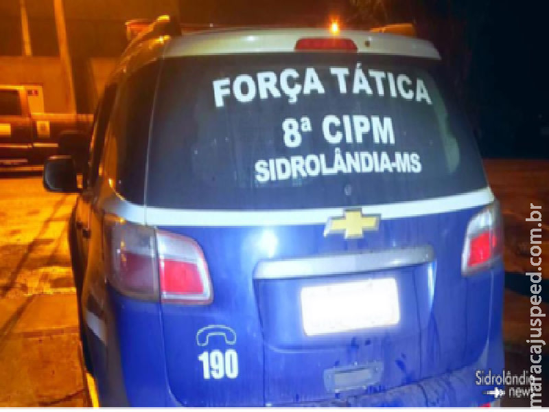 PM aborda dupla em moto: Condutor sem CNH e garupa com trouxinha de maconha no bolso PM aborda dupla em moto: Condutor sem CNH e garupa com trouxinha de maconha no bolso