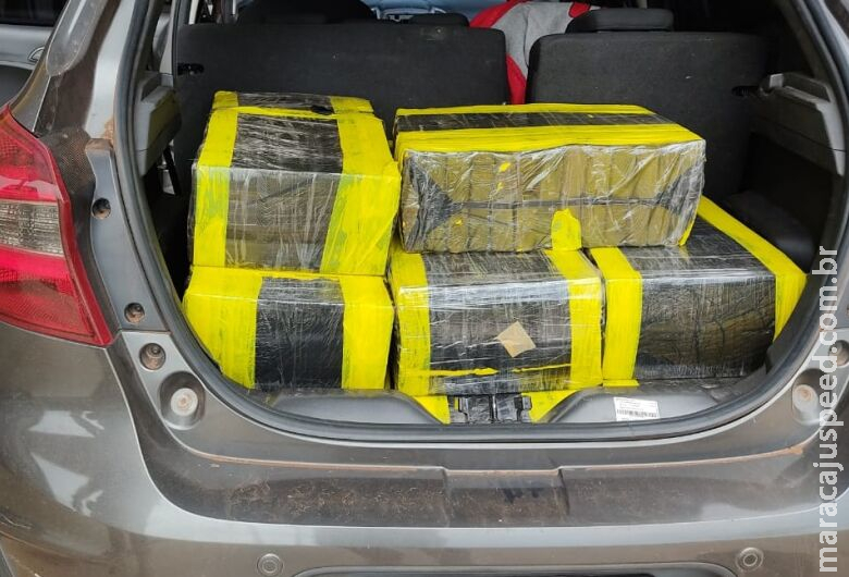 Polícia apreende maconha e skunk em Ford Ka Polícia apreende maconha e skunk em Ford Ka