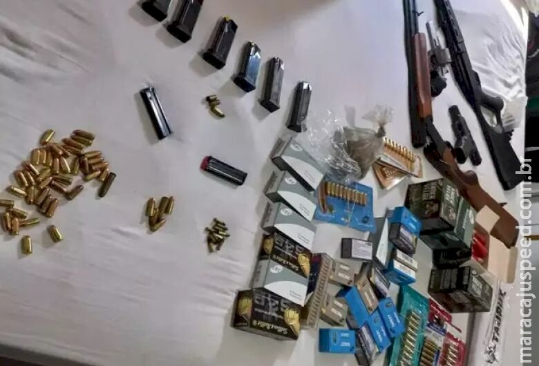 Polícia encontra arsenal na casa de investigado por violência doméstica em Coxim Polícia encontra arsenal na casa de investigado por violência doméstica em Coxim