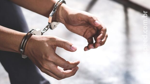 Polícia prende homem que tentou agarrar e beijar à força funcionária de hotel em Água Clara Polícia prende homem que tentou agarrar e beijar à força funcionária de hotel em Água Clara