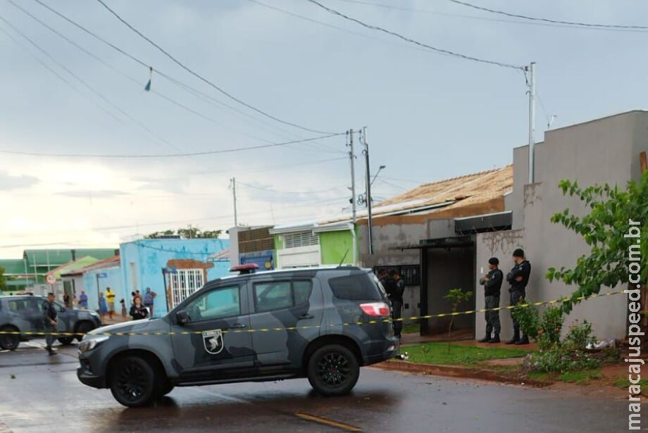 Policiais do Choque matam um e prendem dois envolvidos em roubo e agressão a comerciantes Policiais do Choque matam um e prendem dois envolvidos em roubo e agressão a comerciantes