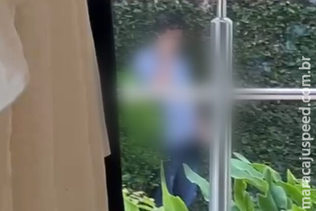 Proprietária de loja flagra homem se masturbando em frente a loja no Santa Fé
