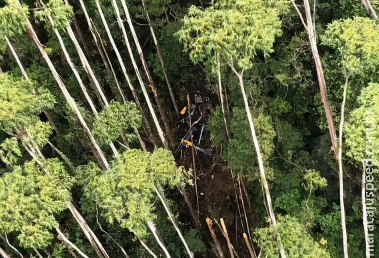 SP: polícias trabalham para abrir caminho até destroços de helicóptero