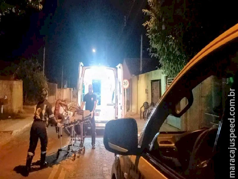 Travesti é espancada com barra de ferro e leva facada no pescoço em Três Lagoas Travesti é espancada com barra de ferro e leva facada no pescoço em Três Lagoas