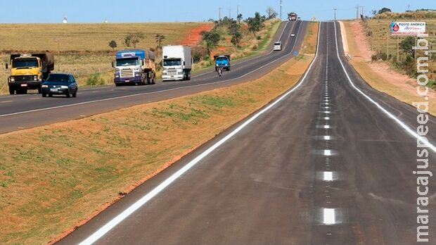 Acidente entre carro e caminhão deixa feridos na BR-163