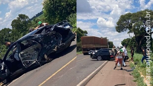 Acidente entre carro e carreta deixa motorista presa às ferragens na BR-267 Acidente entre carro e carreta deixa motorista presa às ferragens na BR-267