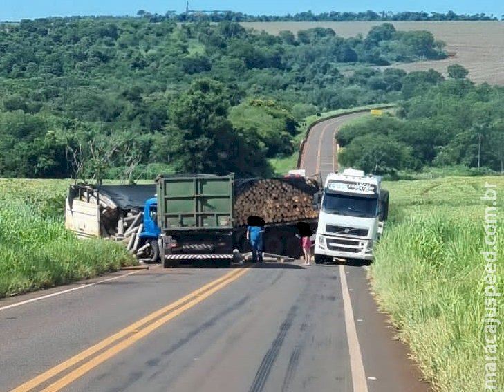 Acidente envolvendo caminhões na MS-156 entre Caarapó e Amambai deixa trânsito interditado