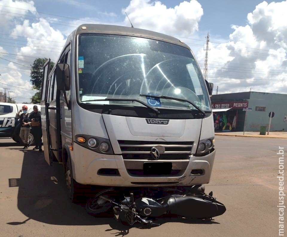 Acidente envolvendo micro-ônibus da prefeitura e moto deixa jovem ferido