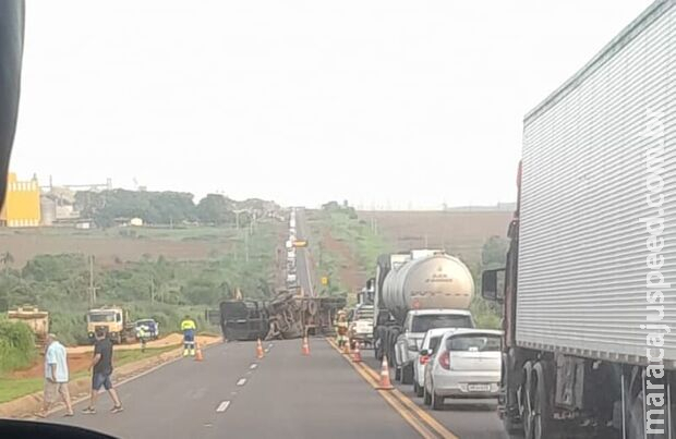 Acidente triplo tem dois feridos e congestionamento quilométrico na BR-163