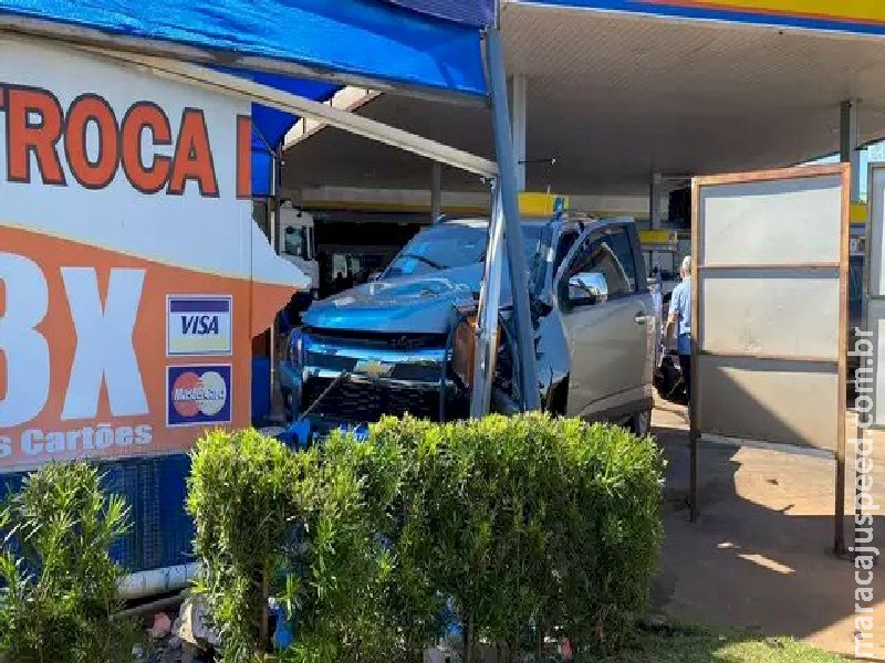 Atropelado por caminhonete que invadiu posto em Campo Grande, funcionário tem mão amputada Atropelado por caminhonete que invadiu posto em Campo Grande, funcionário tem mão amputada