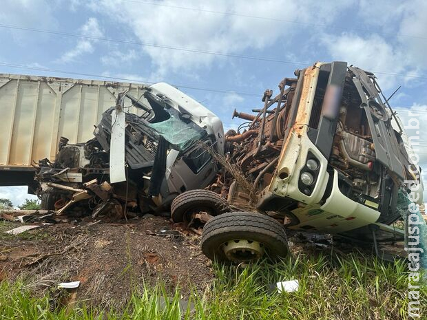 Batida entre caminhão e carreta deixa cabines destruídas na BR-262