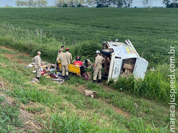 Batida entre kombi e caminhonete termina em capotamento no Indubrasil